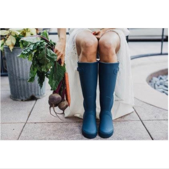 Women’s Nomad Matte Berry Rain Boots Size 6 US! - Picture 3 of 11